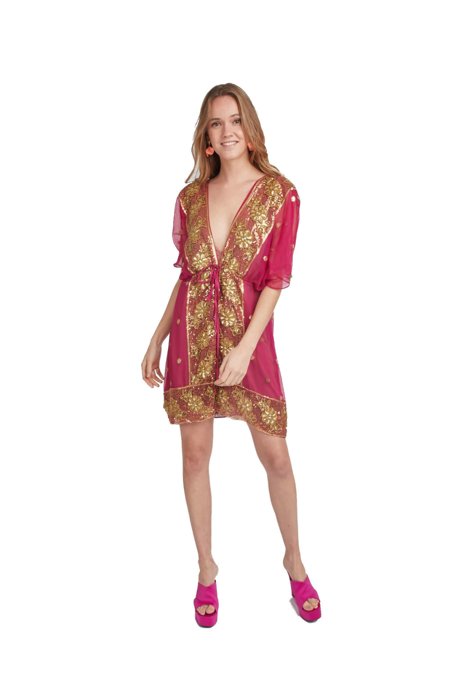 Arriendo de Vestido corto fucsia con mangas y mostacillas doradas con flores marca Roca
