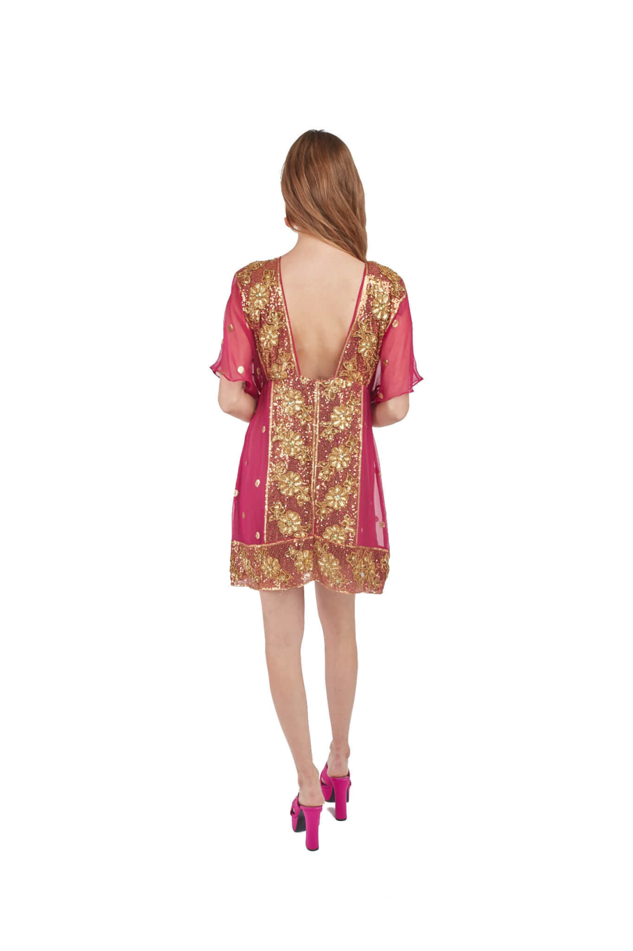 Arriendo de Vestido corto fucsia con mangas y mostacillas doradas con flores marca Roca