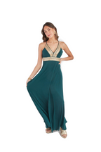 Arriendo de Vestido largo verde botella de lycra con bordados dorados en escote y cintura