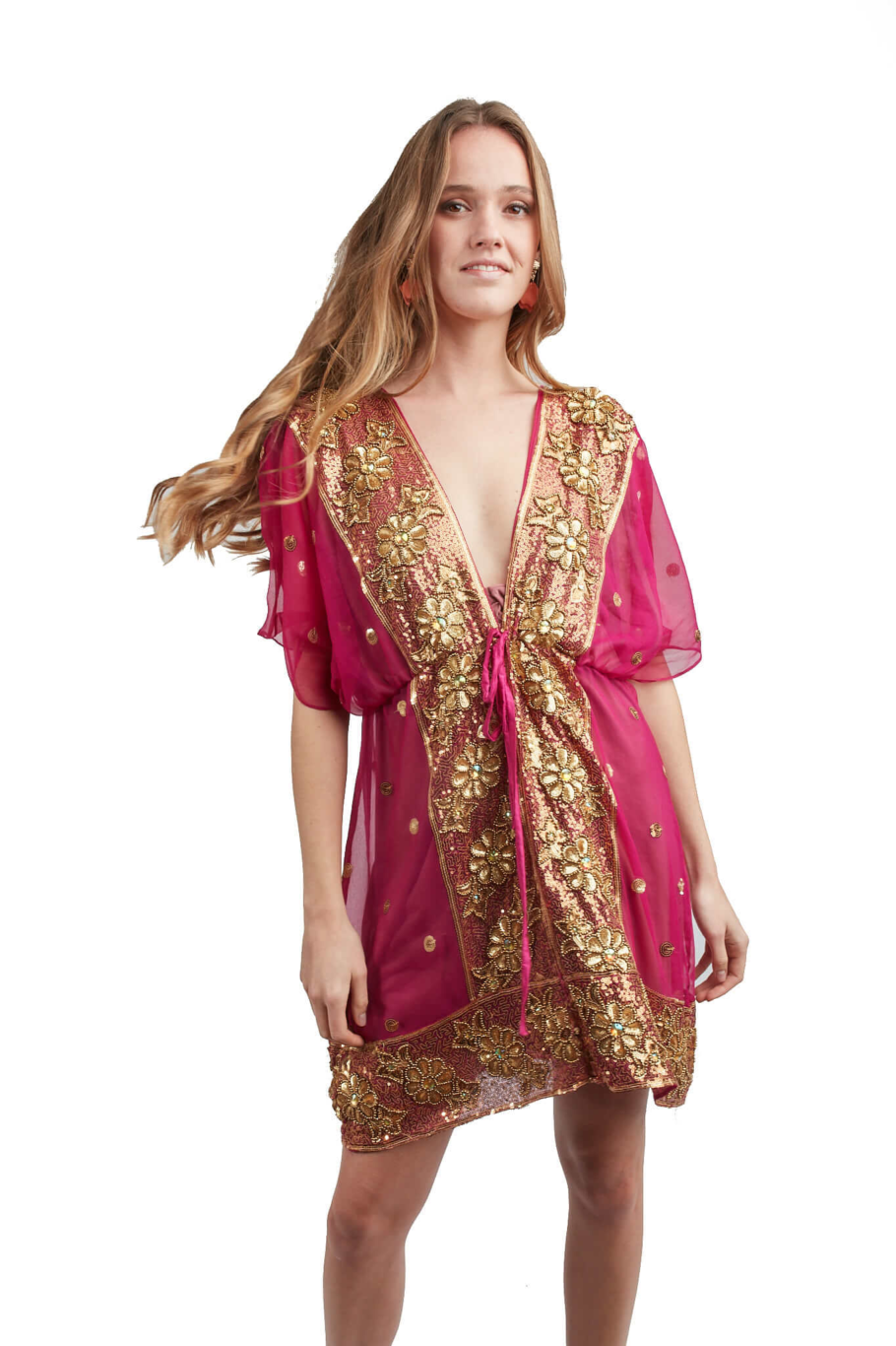 Arriendo de Vestido corto fucsia con mangas y mostacillas doradas con flores marca Roca