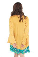 Arriendo de Kimono dorado corto con mangas con vuelos de seda