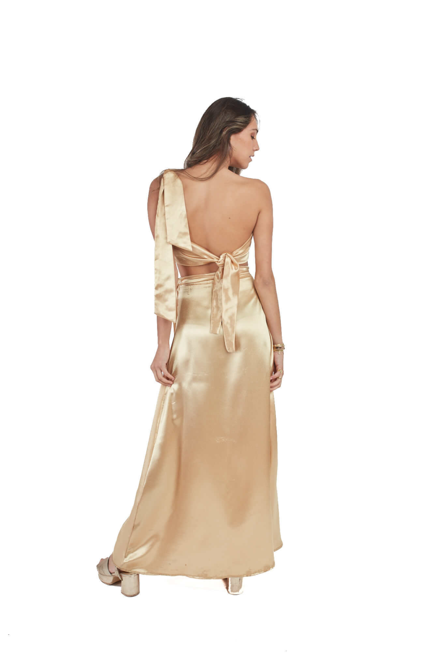 Arriendo de Conjunto de dos piezas dorado de seda, top dorado con un hombro y pollera ajustable