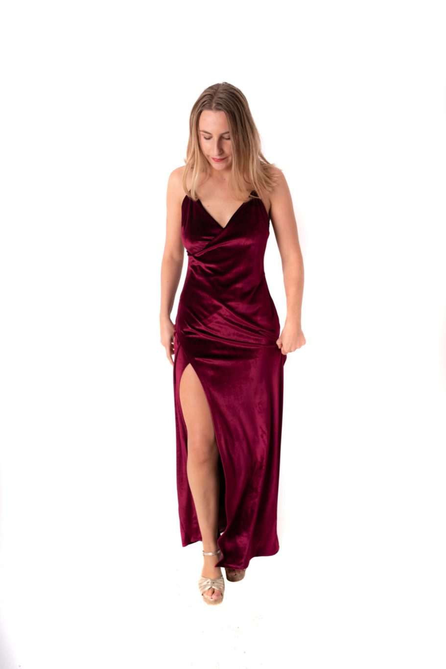 Vestido burdeo de plush largo con tajo en la pierna marca Debut