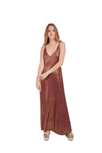 Arriendo de Vestido largo burdeo con lineas doradas y espalda en triangulo