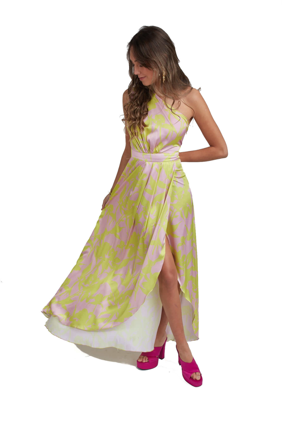 Arriendo de Vestido largo amarillo con palo rosa un hombro