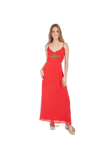 Arriendo de Vestido largo marca Karina Latorre rojo con aplicaciones de bronce en escote