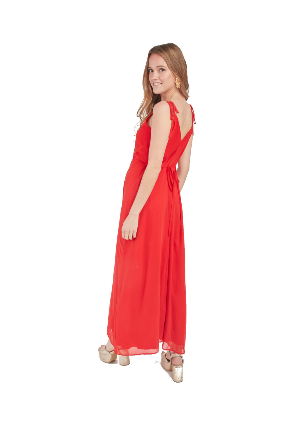 Arriendo de Vestido largo marca Karina Latorre rojo con aplicaciones de bronce en escote