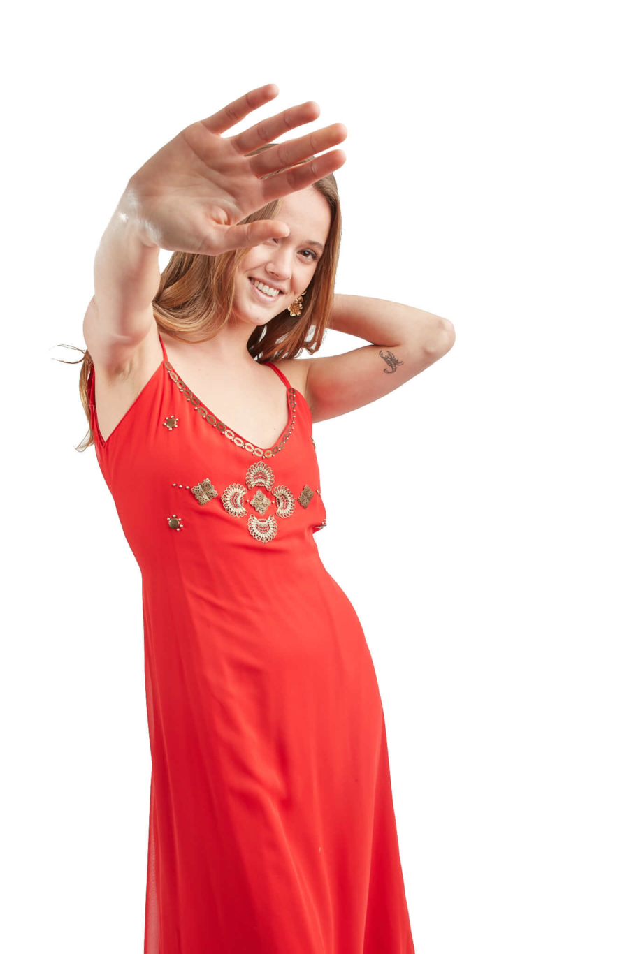 Arriendo de Vestido largo marca Karina Latorre rojo con aplicaciones de bronce en escote