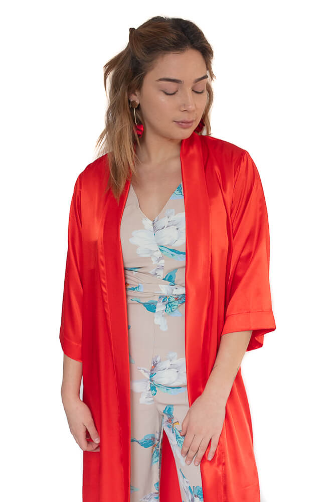 Arriendo de Kimono rojo largo de seda