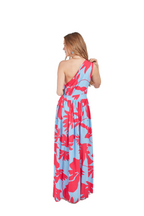 Arriendo de Vestido largo celeste claro con estampado de flores fucsia un hombro