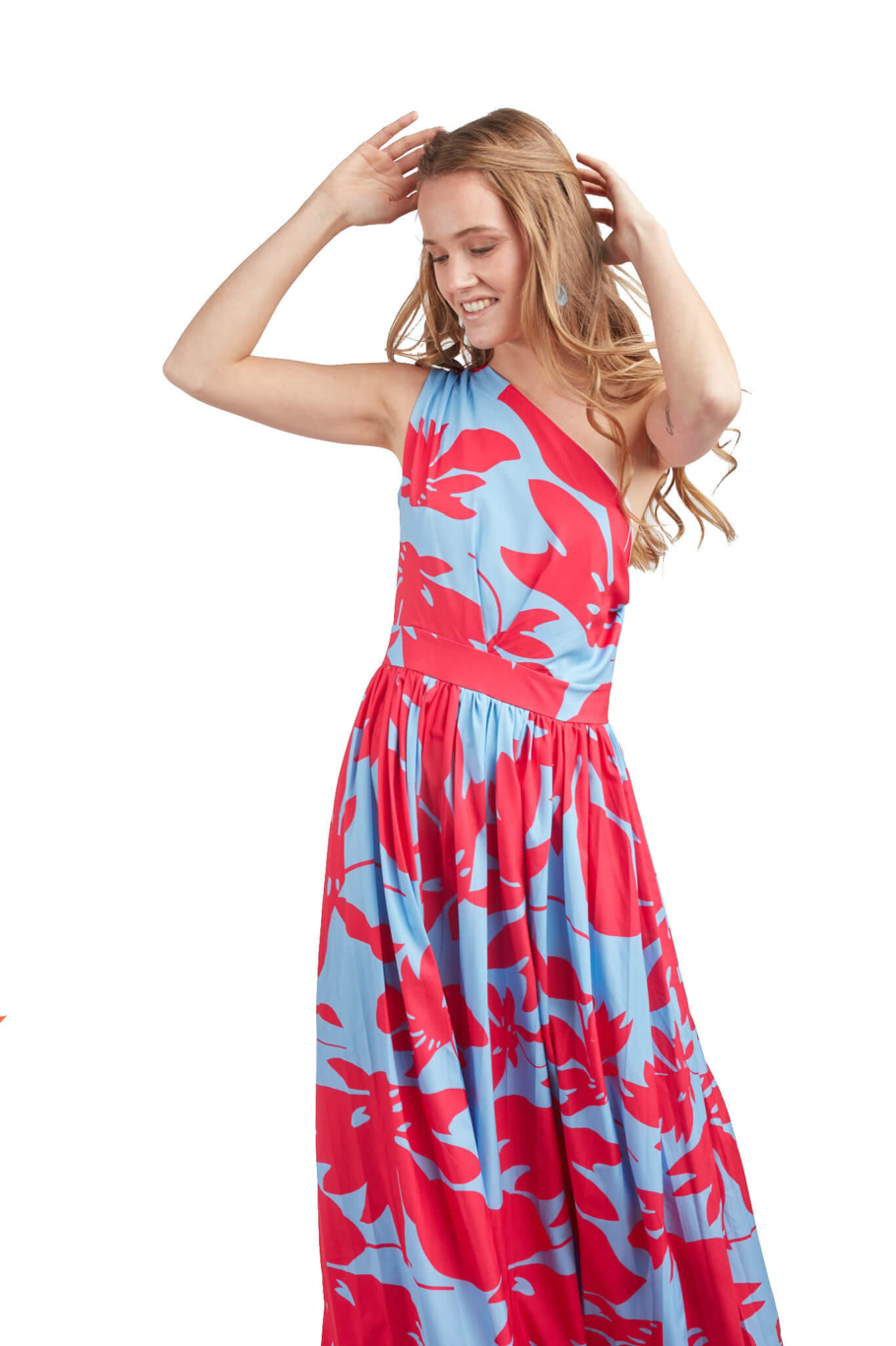 Arriendo de Vestido largo celeste claro con estampado de flores fucsia un hombro