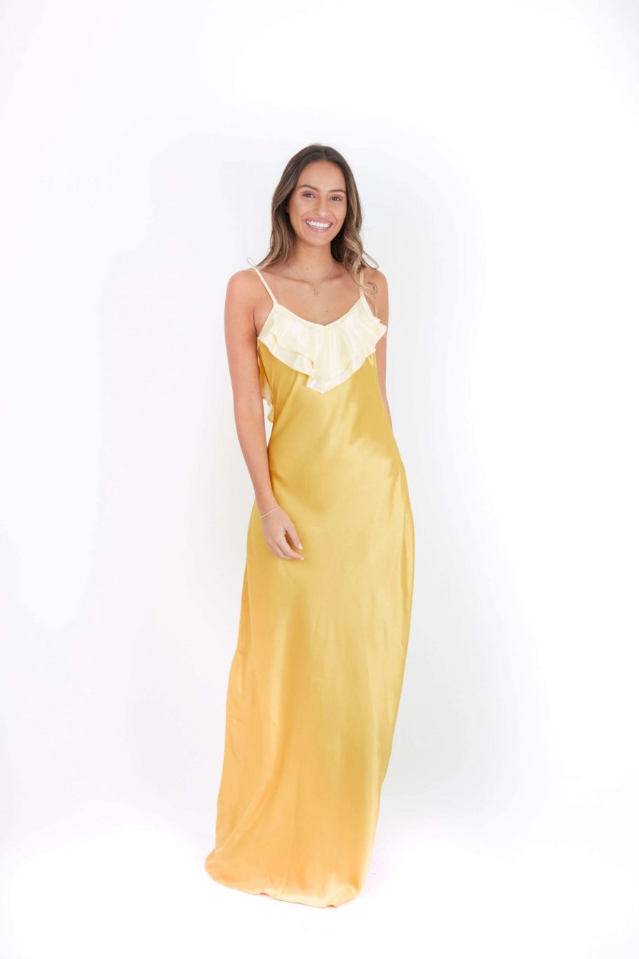 Vestido dorado de seda con vuelos color crema
