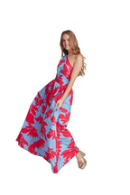Arriendo de Vestido largo celeste claro con estampado de flores fucsia un hombro