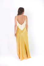 Vestido dorado de seda con vuelos color crema