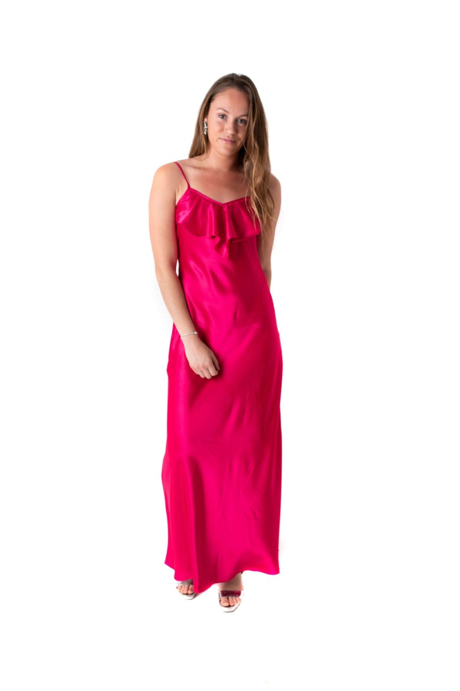 Vestido largo fucsia con vuelos en escote y espalda de seda