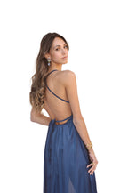 Arriendo de Vestido Largo seda azul espalda tirantes cruzado corte en pierna