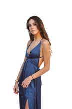Arriendo de Vestido Largo seda azul espalda tirantes cruzado corte en pierna