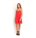 Vestido rojo con detalles dorados