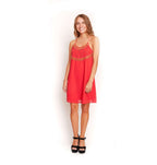 Vestido rojo con detalles dorados