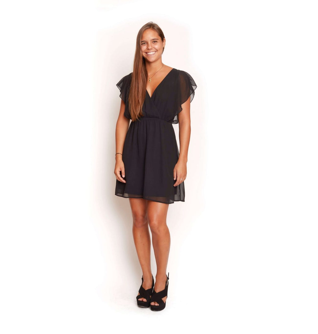 Vestido negro con mangas y vuelos