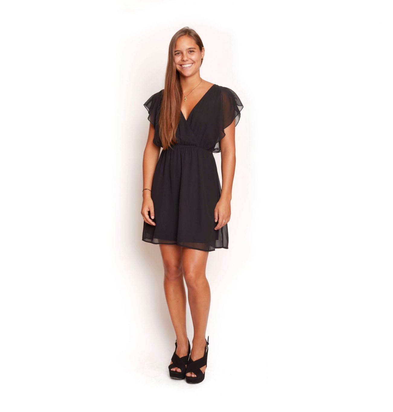 Vestido negro con mangas y vuelos