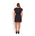 Vestido negro con mangas y vuelos