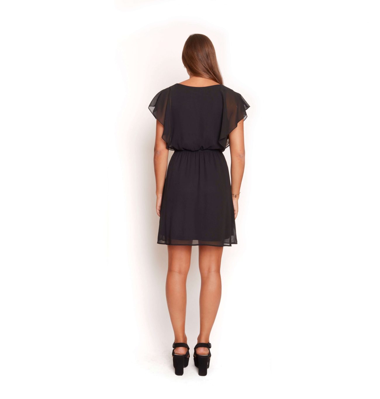 Vestido negro con mangas y vuelos