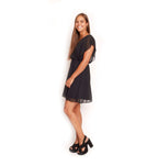 Vestido negro con mangas y vuelos