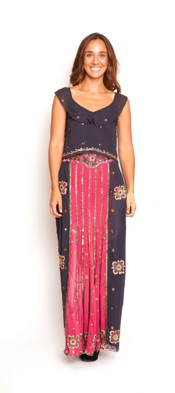 Conjunto crop top y pollera azul con fucsia y mostacillas