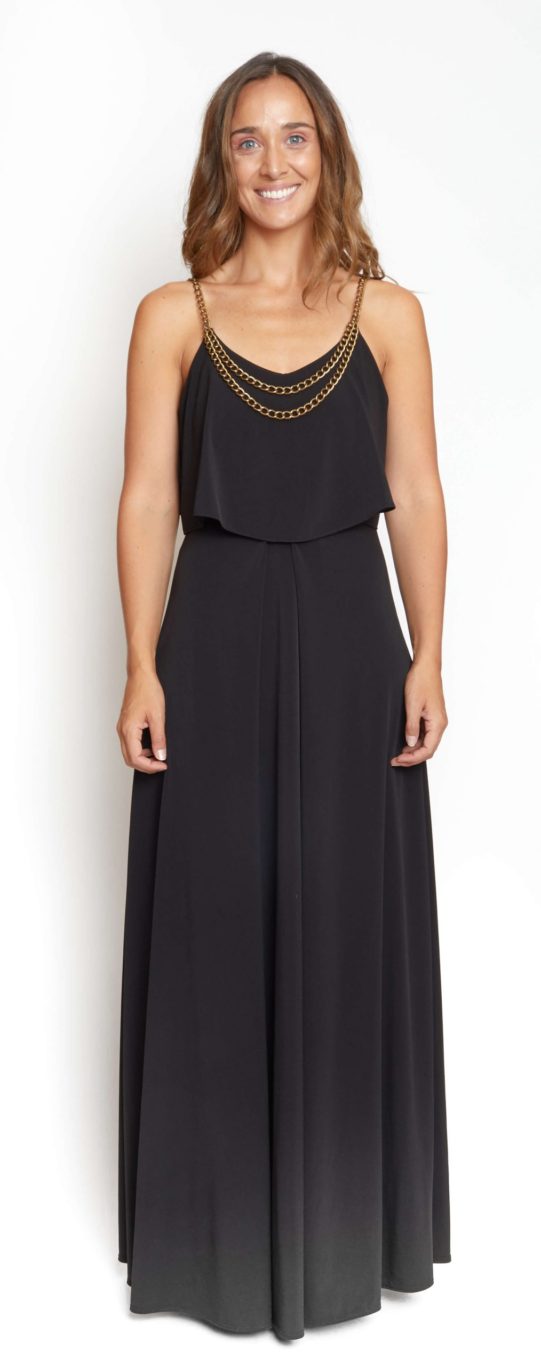 Vestido negro con cadenas en escote largo