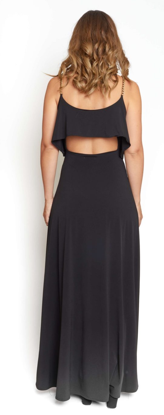 Vestido negro con cadenas en escote largo