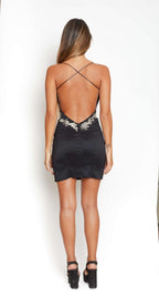 Vestido corto negro con detalle en escote dorado