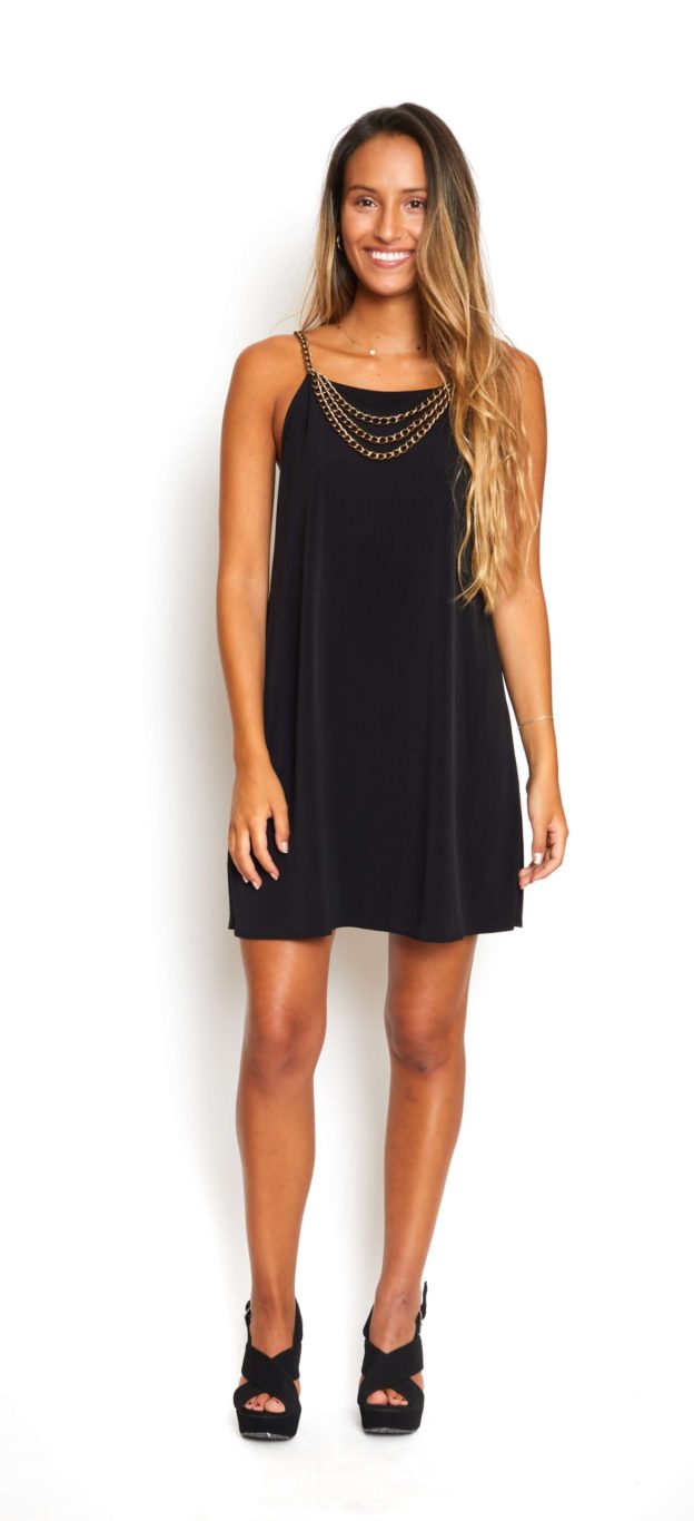 Vestido corto negro con cadenas