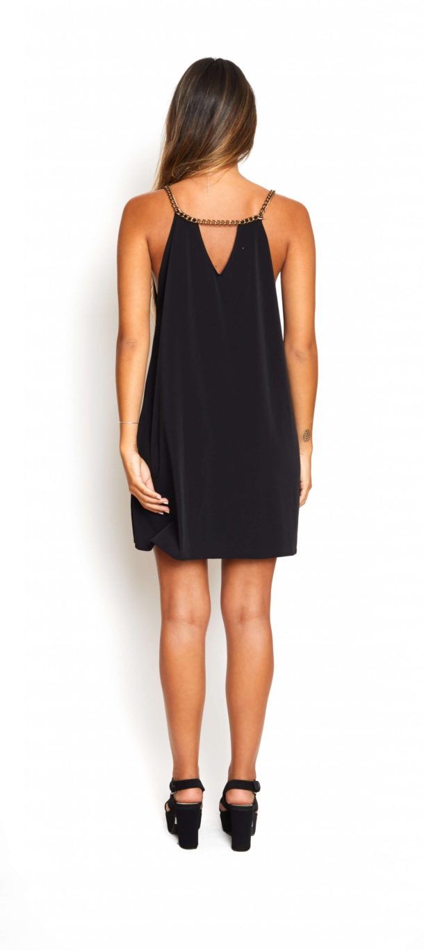 Vestido corto negro con cadenas