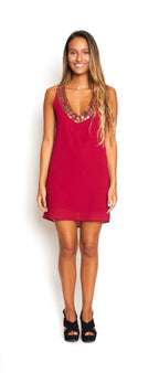 Vestido corto burdeo con monedas en cuello