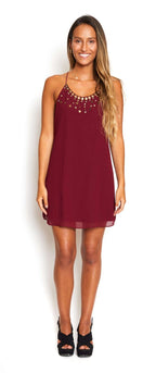 Vestido corto burdeo con monedas en el cuello