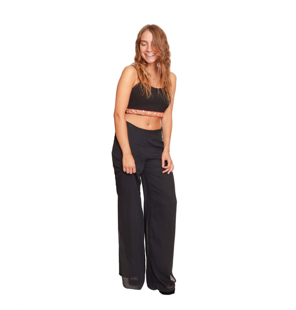 Arriendo de Top negro con detalles naranjos y dorados y pantalón negro
