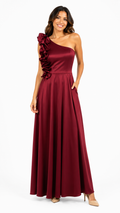 Arriendo asimétrico de vestido burdeo, amarre espalda largo