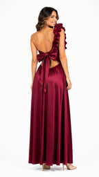 Arriendo asimétrico de vestido burdeo, amarre espalda largo
