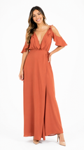 Arriendo de vestido terracota con vuelos y hombros descubiertos largo