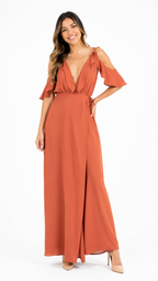 Arriendo de vestido terracota con vuelos y hombros descubiertos largo