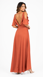 Arriendo de vestido terracota con vuelos y hombros descubiertos largo