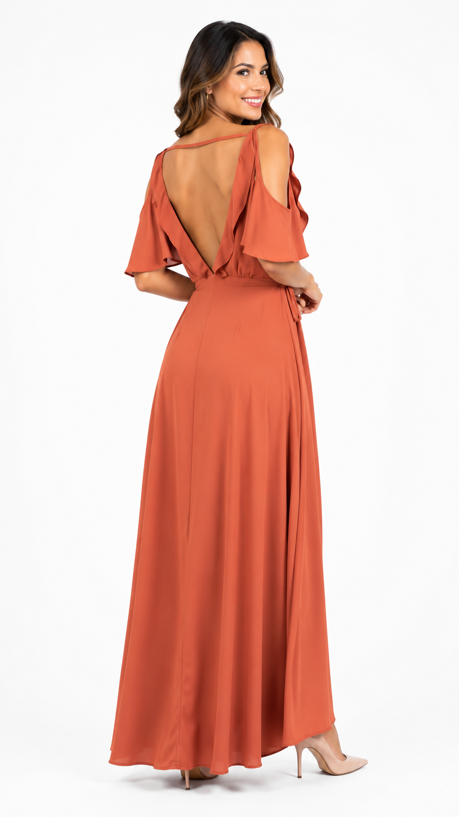 Arriendo de vestido terracota con vuelos y hombros descubiertos largo