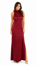 Vestido de seda burdeo cuello halter largo