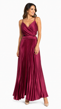 Arriendo de Vestido burdeo largo plizado