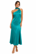 Arriendo de vestido celeste con amarre skoker en cuello asimetrico largo