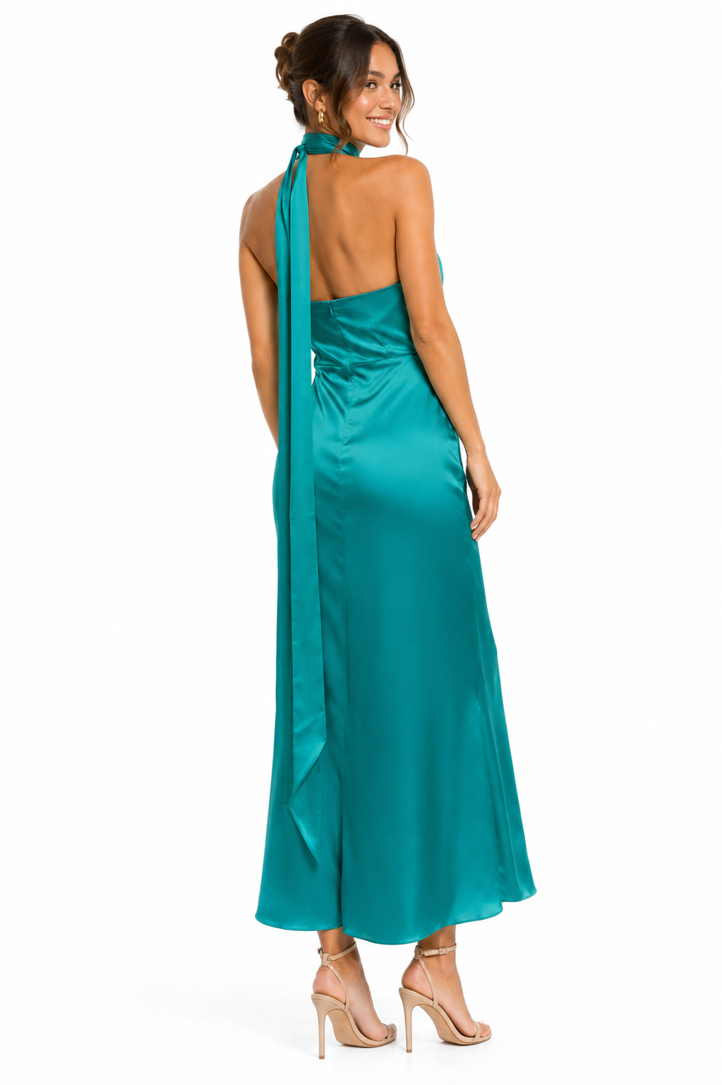 Arriendo de vestido celeste con amarre skoker en cuello asimetrico largo