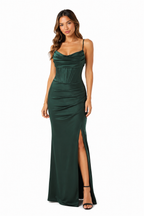 Arriendo de vestido largo verde corset