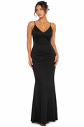 Arriendo de vestido negro lycra elasticado escote en V espalda descubierta largo
