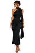Arriendo de vestido negro largo middie con tira cuello